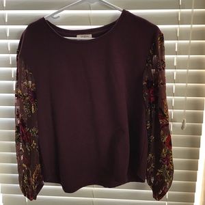 UMGEE Top with floral velvet sleeves